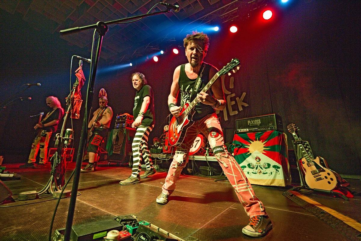 Visací zámek slavil v Českých Budějovicích 37 let. Gratulovali Znouzectnost i striptérka