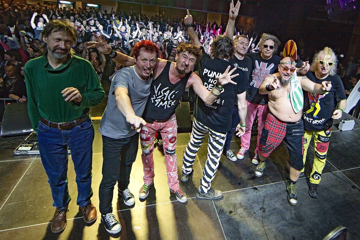 Visací zámek slavil v Českých Budějovicích 37 let. Gratulovali Znouzectnost i striptérka