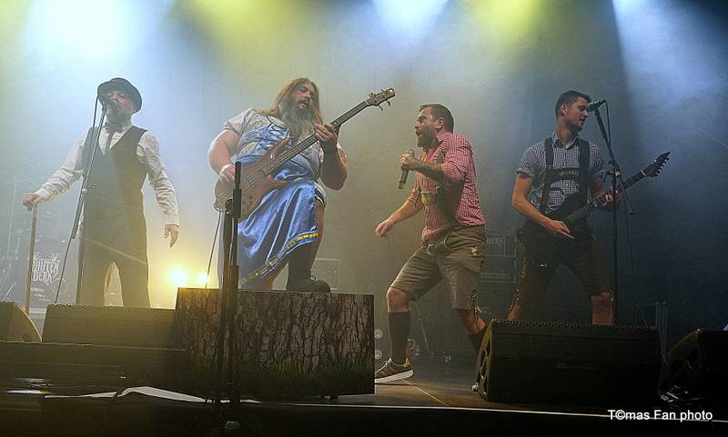 Dymytry Revolter tour se pomalu chýlí k závěru, v brněnské hale Vodova na diváky šlehaly tisíce plamenů