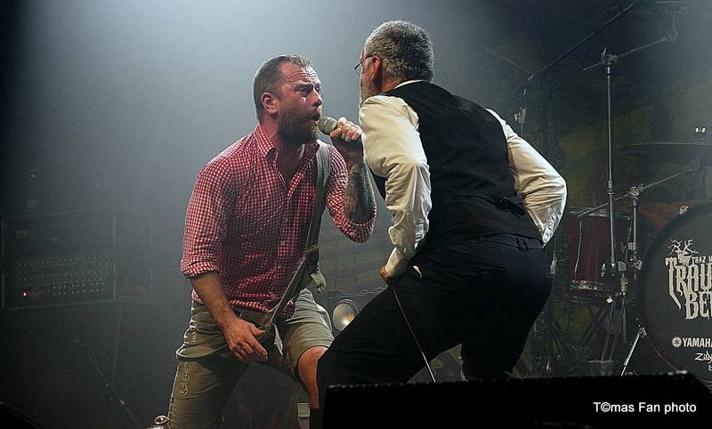 Dymytry Revolter tour se pomalu chýlí k závěru, v brněnské hale Vodova na diváky šlehaly tisíce plamenů