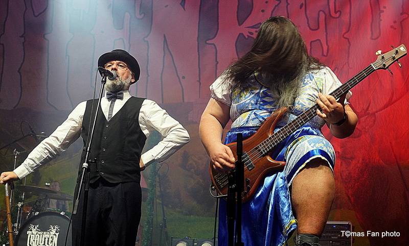 Dymytry Revolter tour se pomalu chýlí k závěru, v brněnské hale Vodova na diváky šlehaly tisíce plamenů