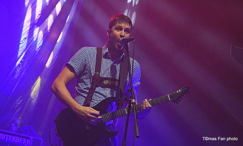 Dymytry Revolter tour se pomalu chýlí k závěru, v brněnské hale Vodova na diváky šlehaly tisíce plamenů