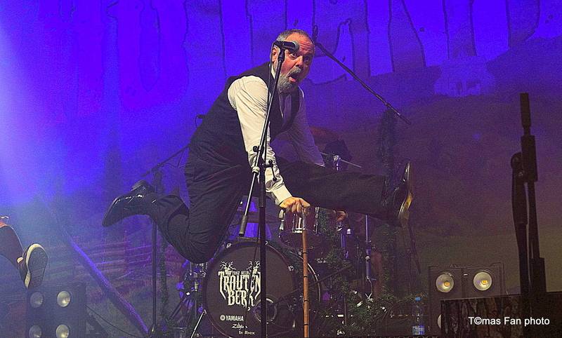 Dymytry Revolter tour se pomalu chýlí k závěru, v brněnské hale Vodova na diváky šlehaly tisíce plamenů