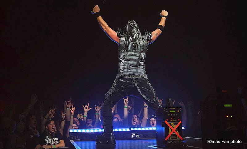 Dymytry Revolter tour se pomalu chýlí k závěru, v brněnské hale Vodova na diváky šlehaly tisíce plamenů