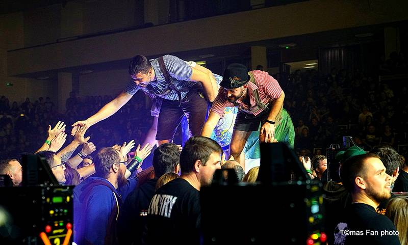 Dymytry Revolter tour se pomalu chýlí k závěru, v brněnské hale Vodova na diváky šlehaly tisíce plamenů