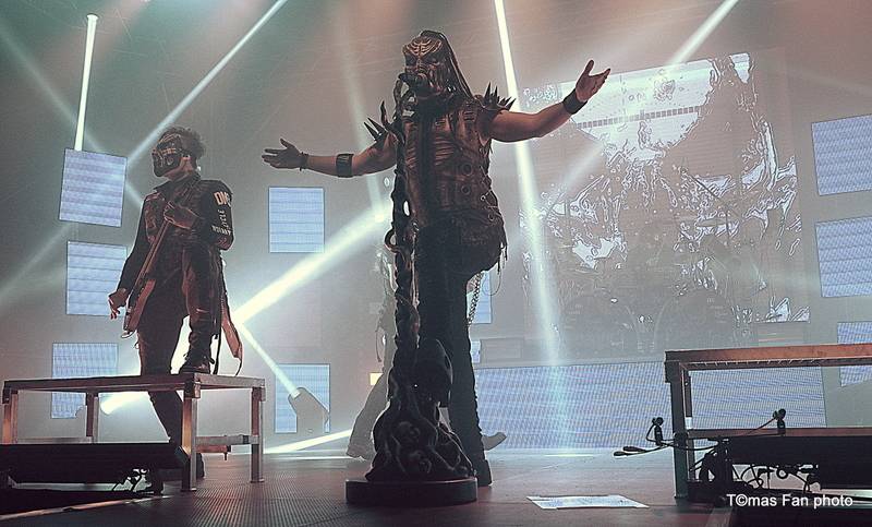 Dymytry Revolter tour se pomalu chýlí k závěru, v brněnské hale Vodova na diváky šlehaly tisíce plamenů