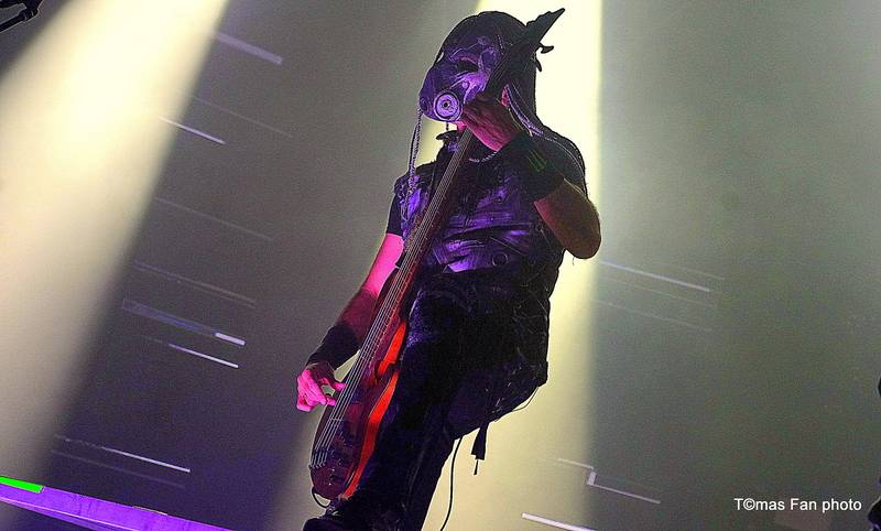 Dymytry Revolter tour se pomalu chýlí k závěru, v brněnské hale Vodova na diváky šlehaly tisíce plamenů