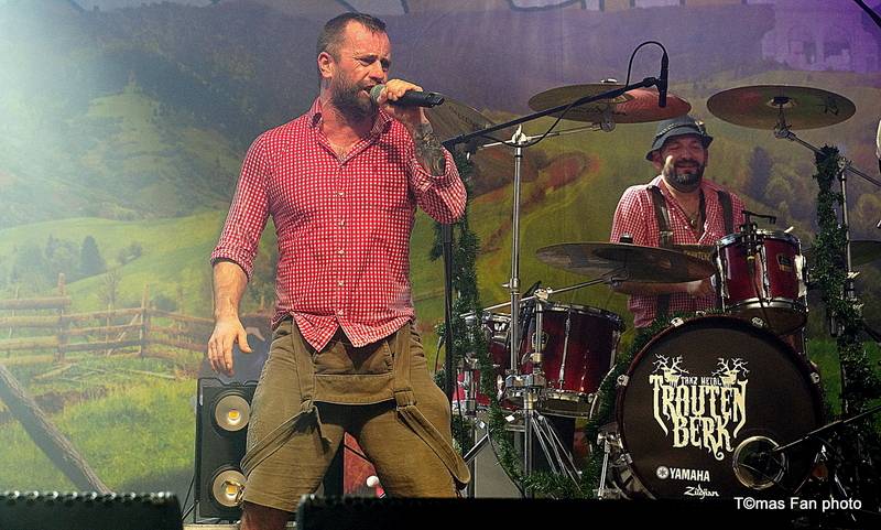 Dymytry Revolter tour se pomalu chýlí k závěru, v brněnské hale Vodova na diváky šlehaly tisíce plamenů