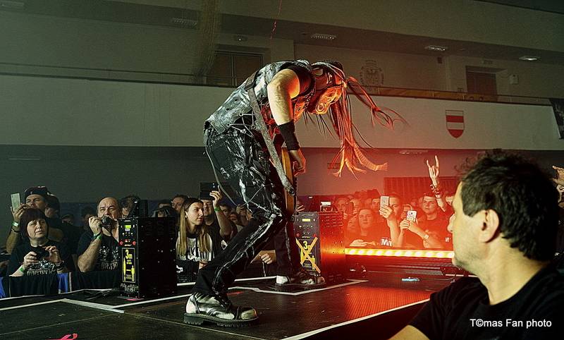 Dymytry Revolter tour se pomalu chýlí k závěru, v brněnské hale Vodova na diváky šlehaly tisíce plamenů