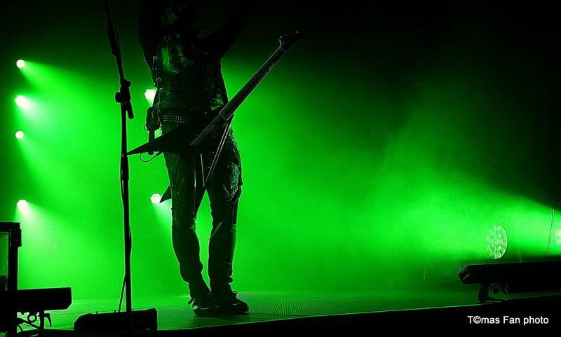 Dymytry Revolter tour se pomalu chýlí k závěru, v brněnské hale Vodova na diváky šlehaly tisíce plamenů