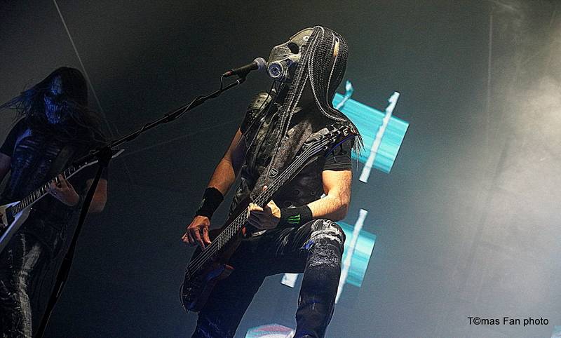 Dymytry Revolter tour se pomalu chýlí k závěru, v brněnské hale Vodova na diváky šlehaly tisíce plamenů
