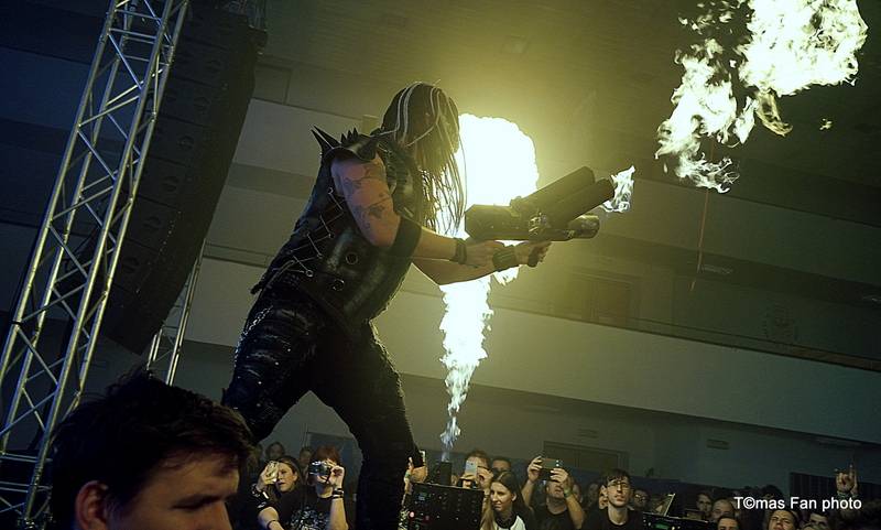 Dymytry Revolter tour se pomalu chýlí k závěru, v brněnské hale Vodova na diváky šlehaly tisíce plamenů