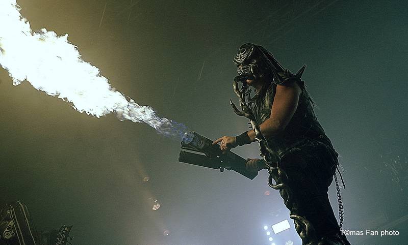 Dymytry Revolter tour se pomalu chýlí k závěru, v brněnské hale Vodova na diváky šlehaly tisíce plamenů