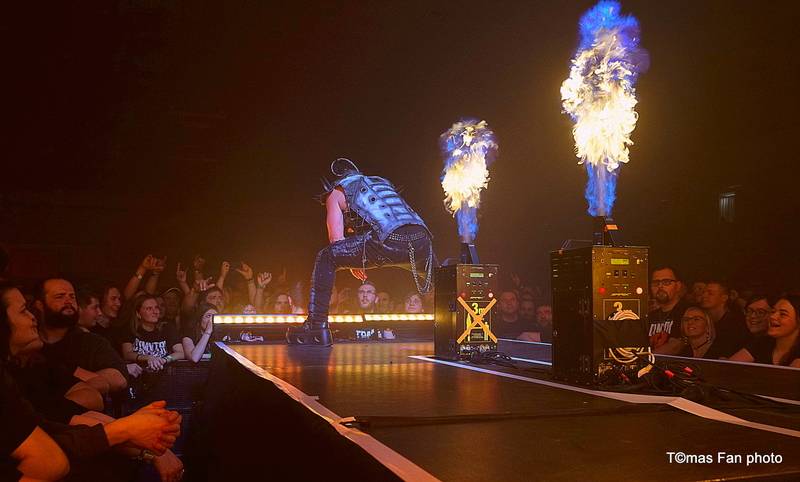 Dymytry Revolter tour se pomalu chýlí k závěru, v brněnské hale Vodova na diváky šlehaly tisíce plamenů