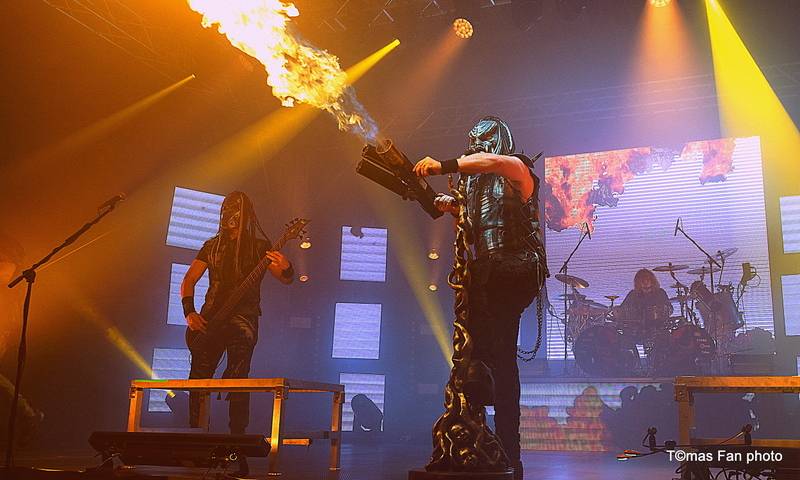 Dymytry Revolter tour se pomalu chýlí k závěru, v brněnské hale Vodova na diváky šlehaly tisíce plamenů