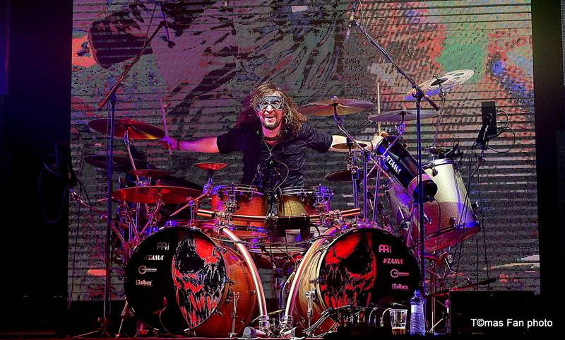 Dymytry Revolter tour se pomalu chýlí k závěru, v brněnské hale Vodova na diváky šlehaly tisíce plamenů