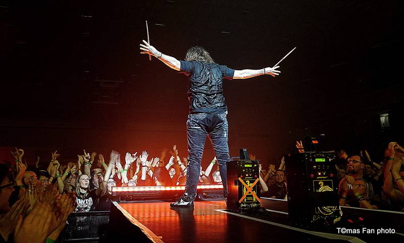 Dymytry Revolter tour se pomalu chýlí k závěru, v brněnské hale Vodova na diváky šlehaly tisíce plamenů