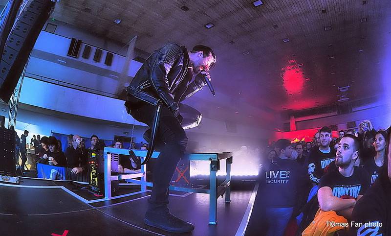 Dymytry Revolter tour se pomalu chýlí k závěru, v brněnské hale Vodova na diváky šlehaly tisíce plamenů