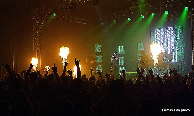 Dymytry Revolter tour se pomalu chýlí k závěru, v brněnské hale Vodova na diváky šlehaly tisíce plamenů