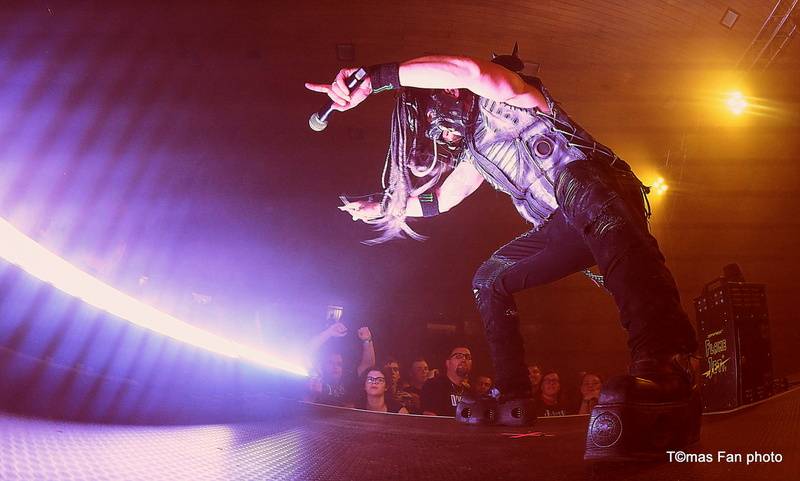 Dymytry Revolter tour se pomalu chýlí k závěru, v brněnské hale Vodova na diváky šlehaly tisíce plamenů