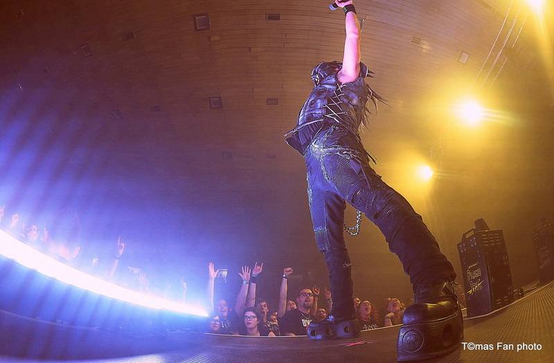 Dymytry Revolter tour se pomalu chýlí k závěru, v brněnské hale Vodova na diváky šlehaly tisíce plamenů