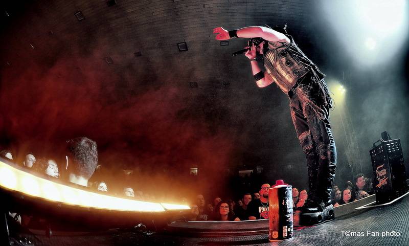 Dymytry Revolter tour se pomalu chýlí k závěru, v brněnské hale Vodova na diváky šlehaly tisíce plamenů