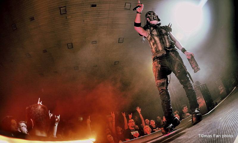 Dymytry Revolter tour se pomalu chýlí k závěru, v brněnské hale Vodova na diváky šlehaly tisíce plamenů