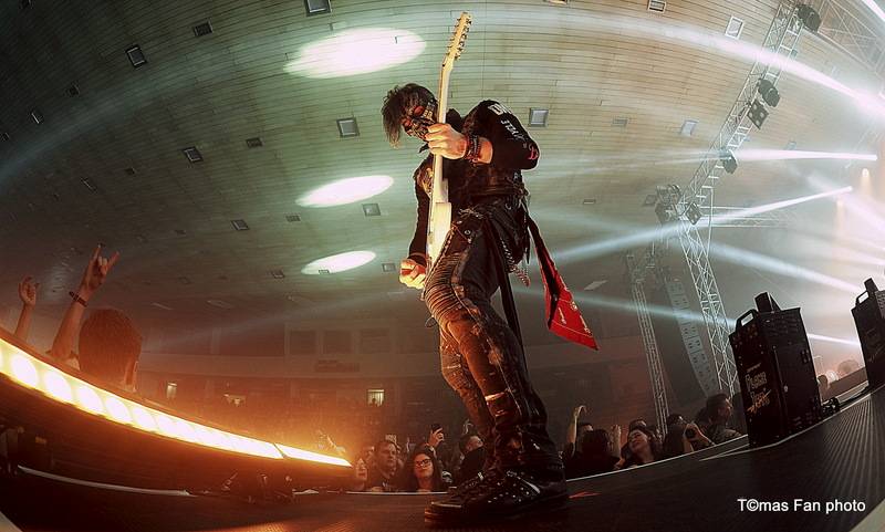 Dymytry Revolter tour se pomalu chýlí k závěru, v brněnské hale Vodova na diváky šlehaly tisíce plamenů