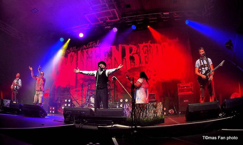 Dymytry Revolter tour se pomalu chýlí k závěru, v brněnské hale Vodova na diváky šlehaly tisíce plamenů