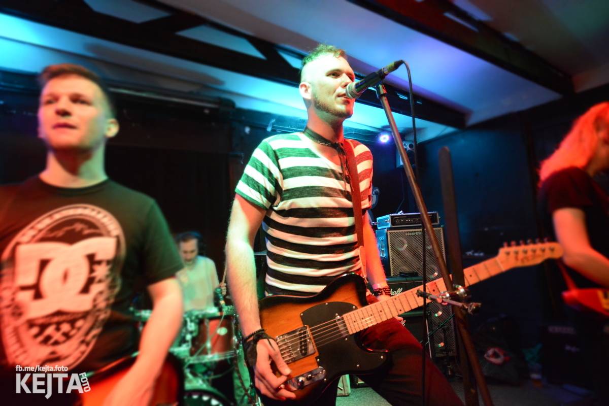 Papagájův punk: předvánočnímu řádění v Modré Vopici vládli Wosa, Falešný obvinění nebo P.U.M.