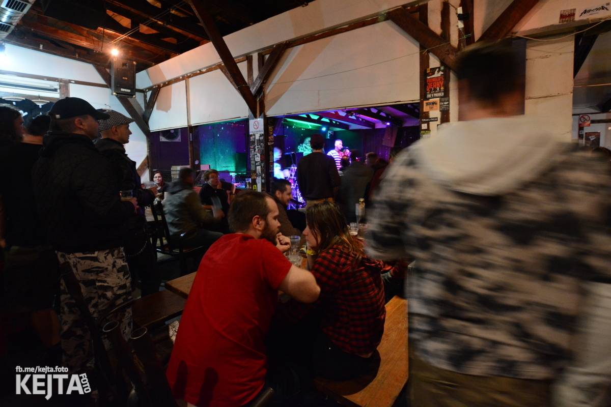 Papagájův punk: předvánočnímu řádění v Modré Vopici vládli Wosa, Falešný obvinění nebo P.U.M.