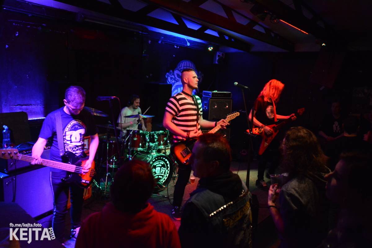 Papagájův punk: předvánočnímu řádění v Modré Vopici vládli Wosa, Falešný obvinění nebo P.U.M.