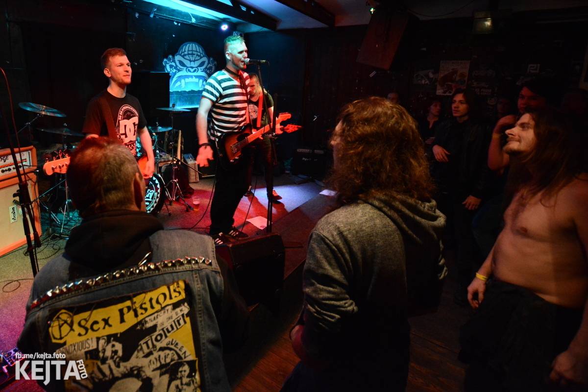 Papagájův punk: předvánočnímu řádění v Modré Vopici vládli Wosa, Falešný obvinění nebo P.U.M.