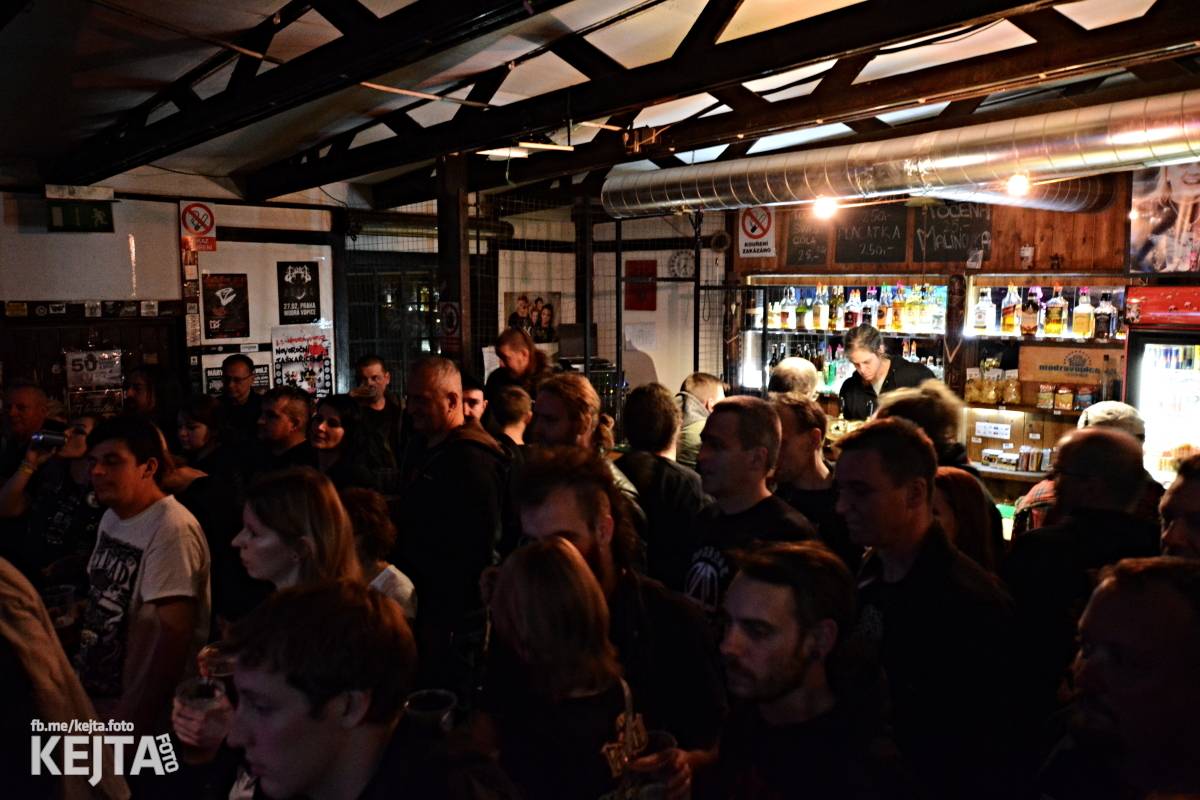 Papagájův punk: předvánočnímu řádění v Modré Vopici vládli Wosa, Falešný obvinění nebo P.U.M.