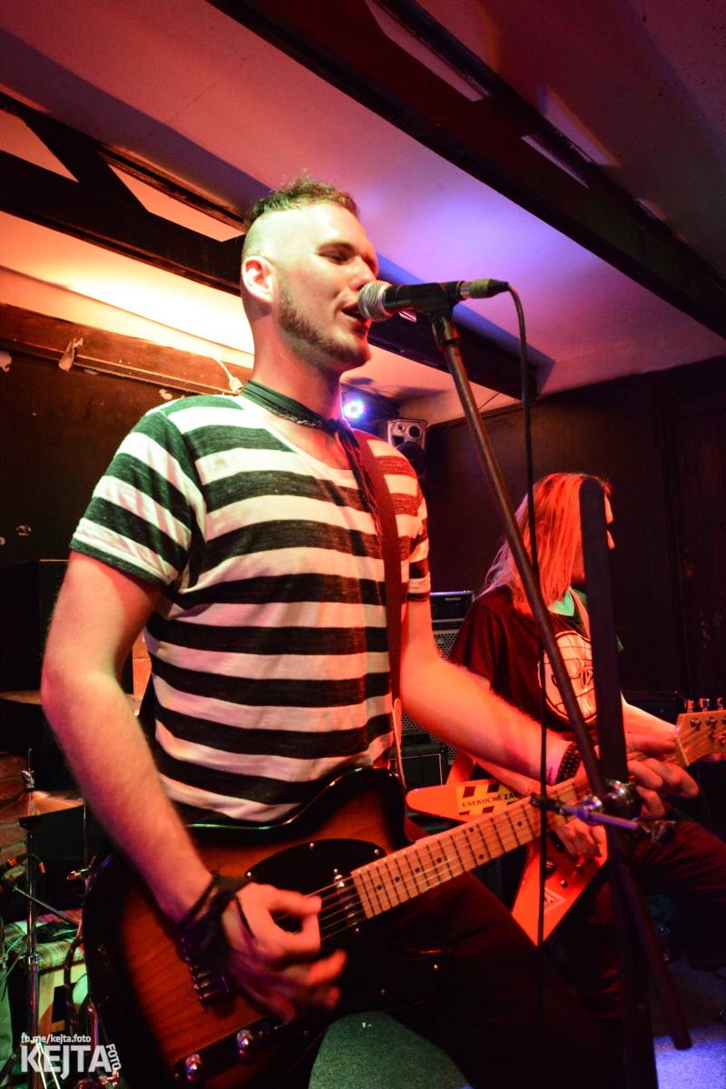 Papagájův punk: předvánočnímu řádění v Modré Vopici vládli Wosa, Falešný obvinění nebo P.U.M.