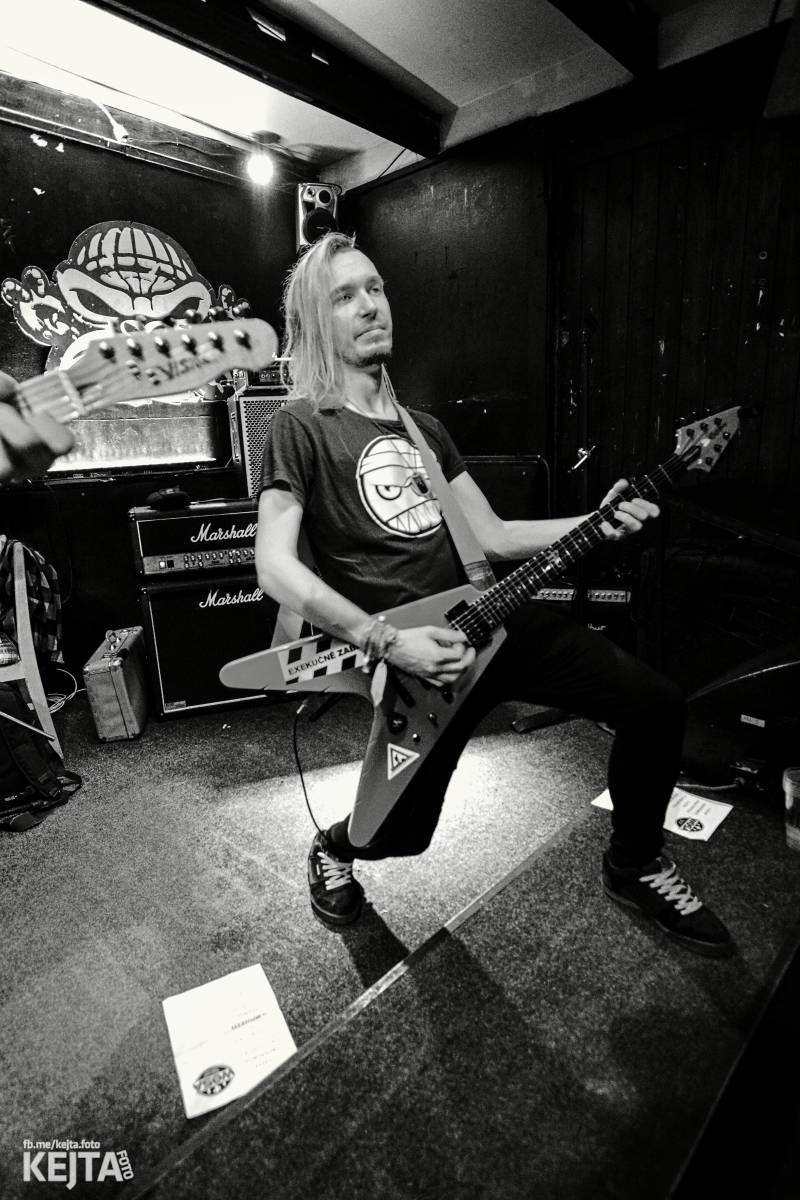 Papagájův punk: předvánočnímu řádění v Modré Vopici vládli Wosa, Falešný obvinění nebo P.U.M.