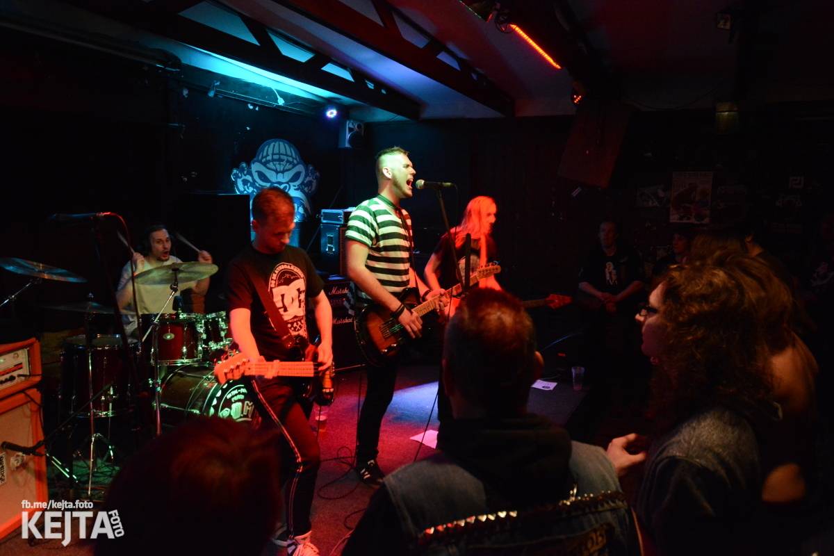 Papagájův punk: předvánočnímu řádění v Modré Vopici vládli Wosa, Falešný obvinění nebo P.U.M.