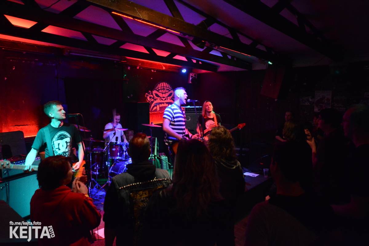 Papagájův punk: předvánočnímu řádění v Modré Vopici vládli Wosa, Falešný obvinění nebo P.U.M.