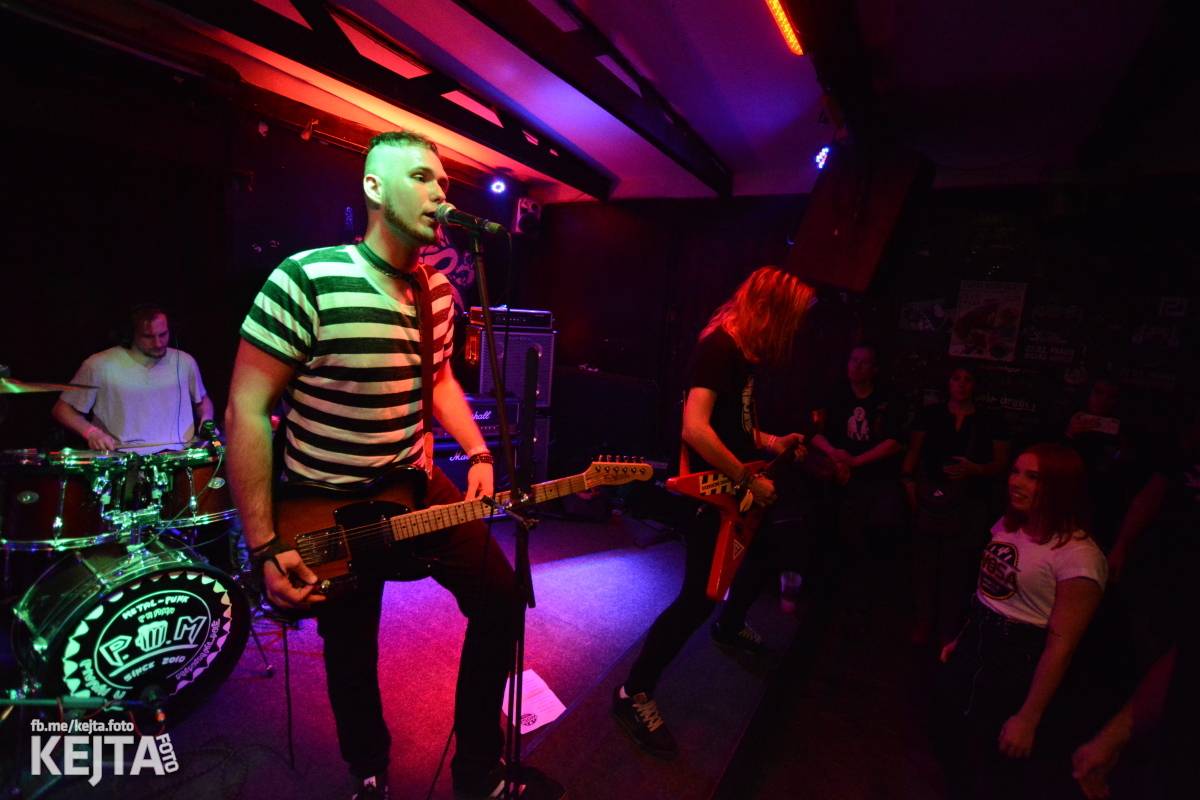 Papagájův punk: předvánočnímu řádění v Modré Vopici vládli Wosa, Falešný obvinění nebo P.U.M.