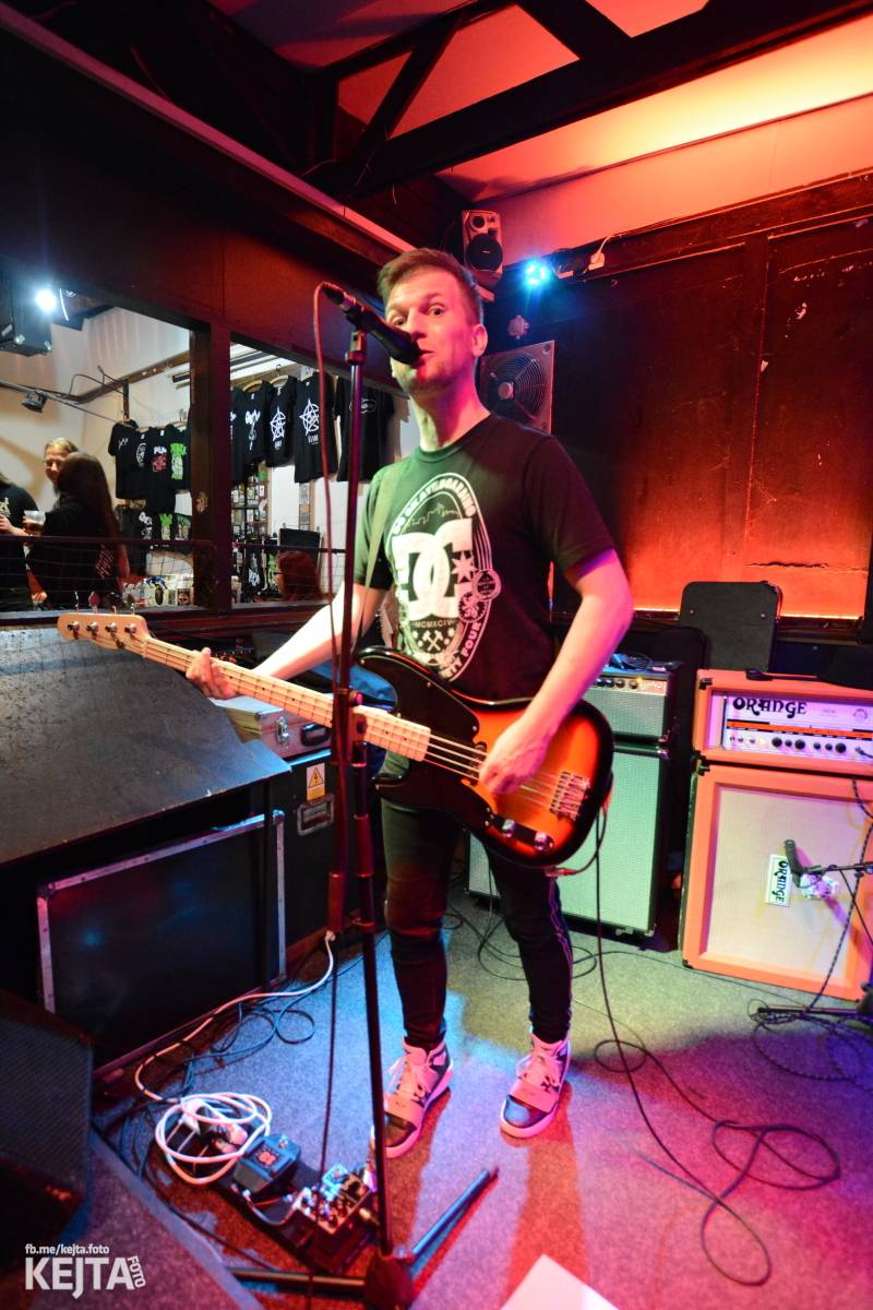 Papagájův punk: předvánočnímu řádění v Modré Vopici vládli Wosa, Falešný obvinění nebo P.U.M.