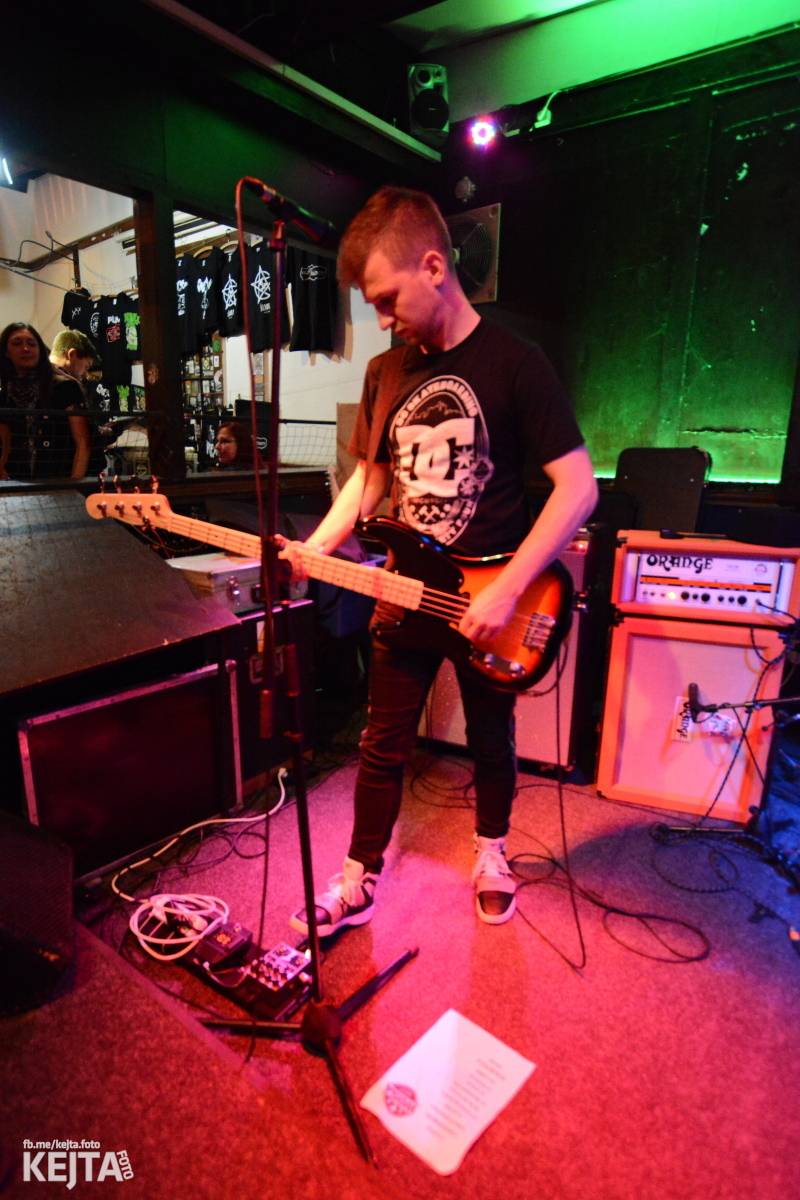 Papagájův punk: předvánočnímu řádění v Modré Vopici vládli Wosa, Falešný obvinění nebo P.U.M.