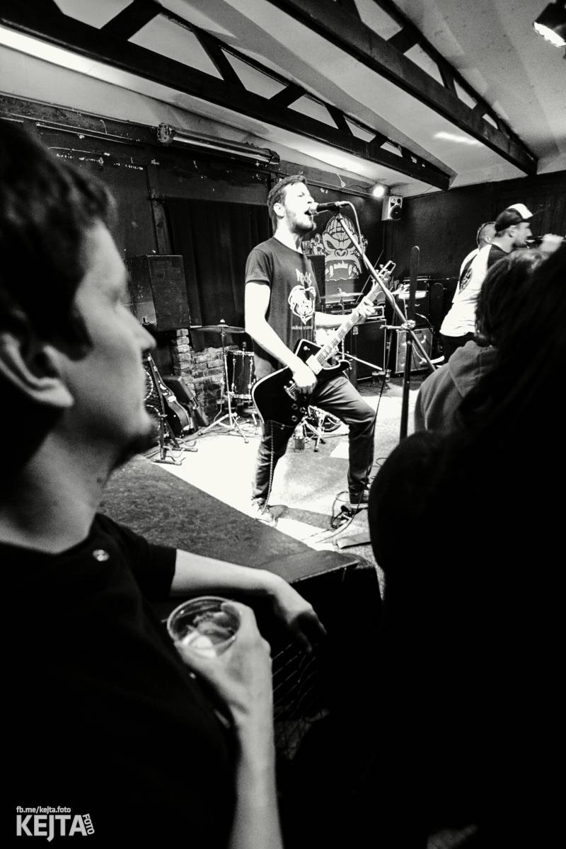 Papagájův punk: předvánočnímu řádění v Modré Vopici vládli Wosa, Falešný obvinění nebo P.U.M.