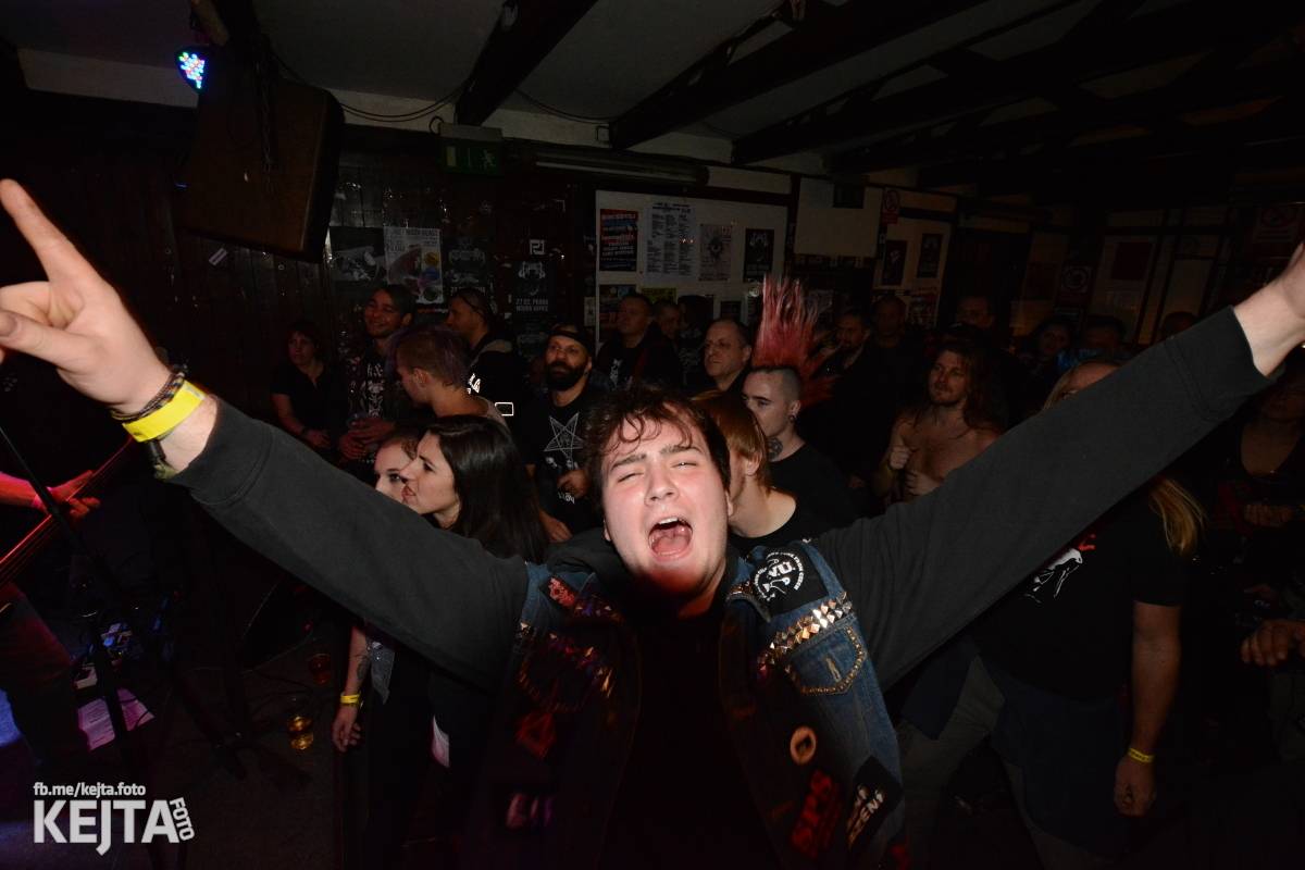 Papagájův punk: předvánočnímu řádění v Modré Vopici vládli Wosa, Falešný obvinění nebo P.U.M.