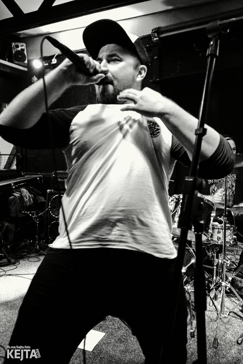 Papagájův punk: předvánočnímu řádění v Modré Vopici vládli Wosa, Falešný obvinění nebo P.U.M.