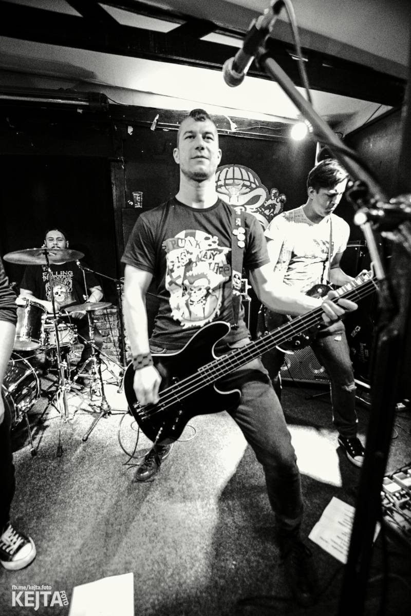 Papagájův punk: předvánočnímu řádění v Modré Vopici vládli Wosa, Falešný obvinění nebo P.U.M.