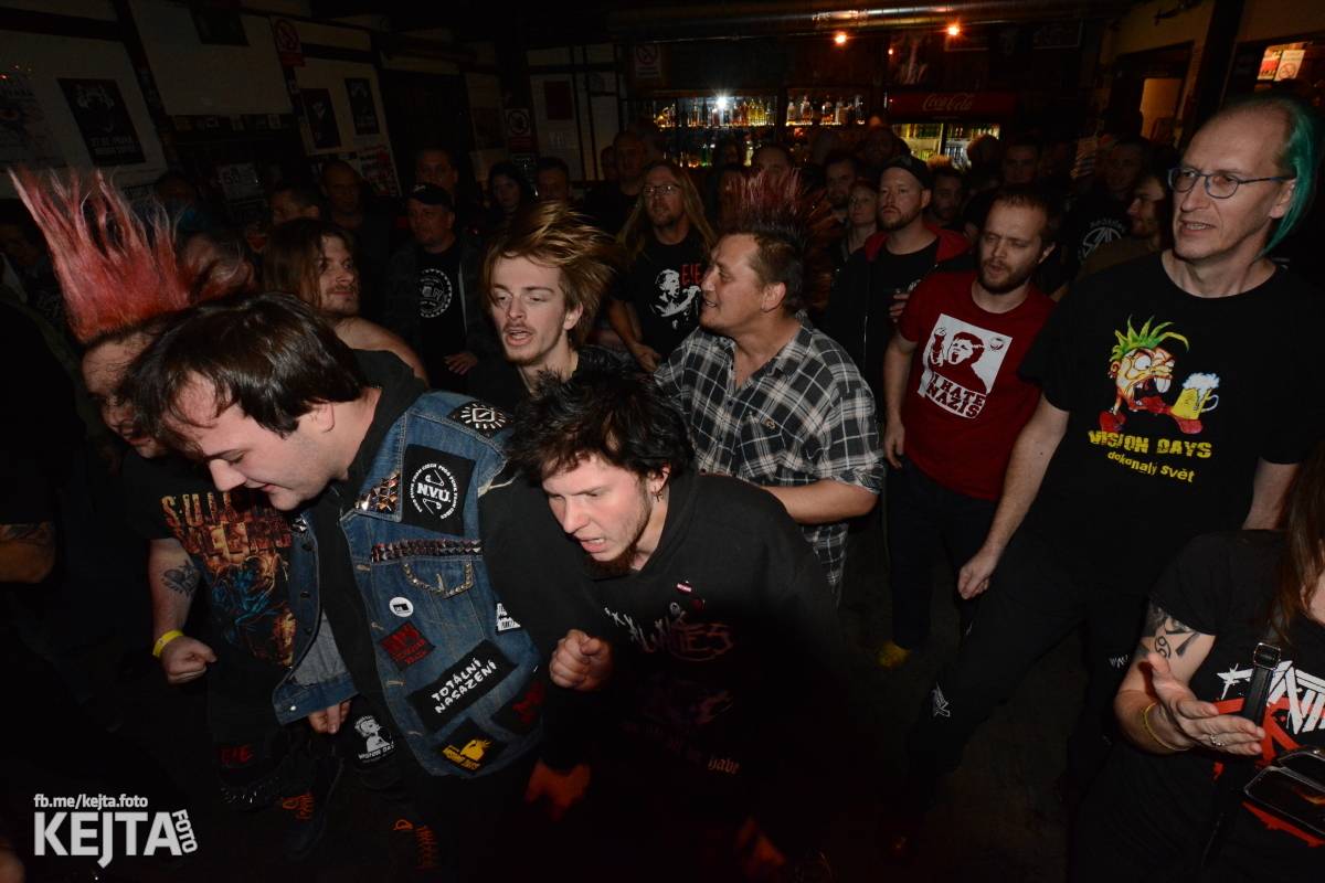 Papagájův punk: předvánočnímu řádění v Modré Vopici vládli Wosa, Falešný obvinění nebo P.U.M.