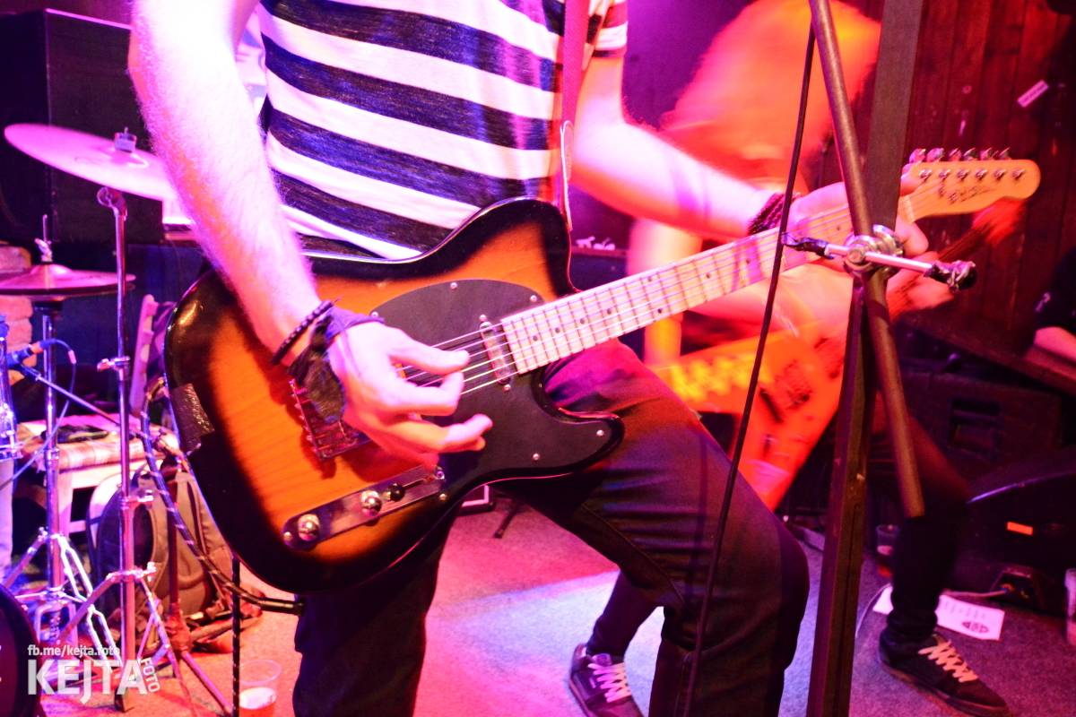 Papagájův punk: předvánočnímu řádění v Modré Vopici vládli Wosa, Falešný obvinění nebo P.U.M.