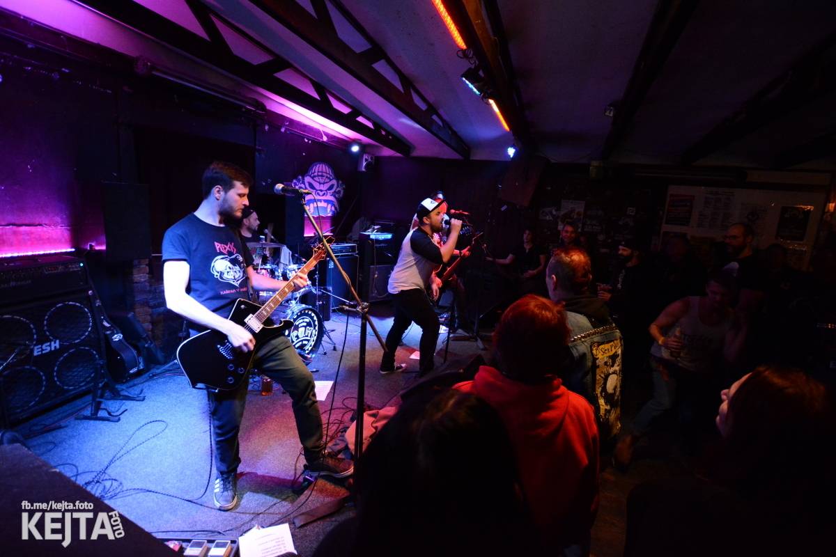 Papagájův punk: předvánočnímu řádění v Modré Vopici vládli Wosa, Falešný obvinění nebo P.U.M.