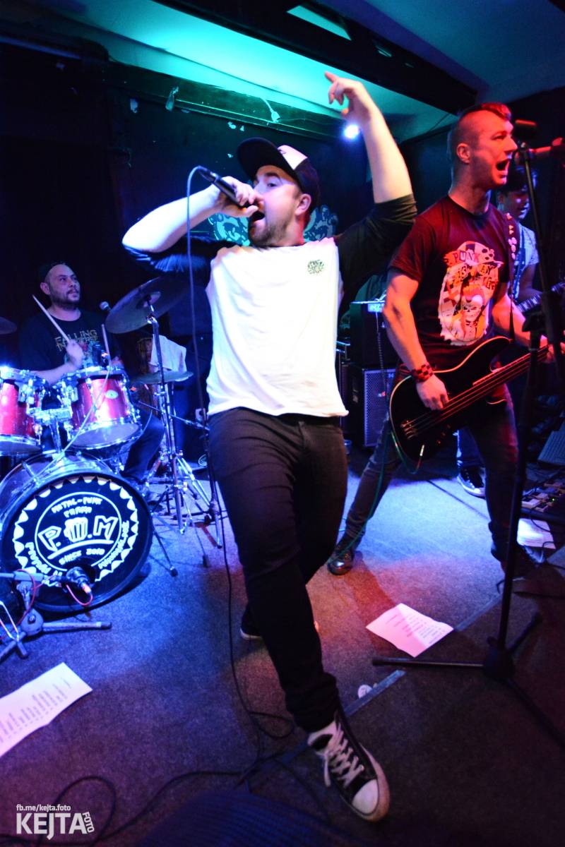 Papagájův punk: předvánočnímu řádění v Modré Vopici vládli Wosa, Falešný obvinění nebo P.U.M.