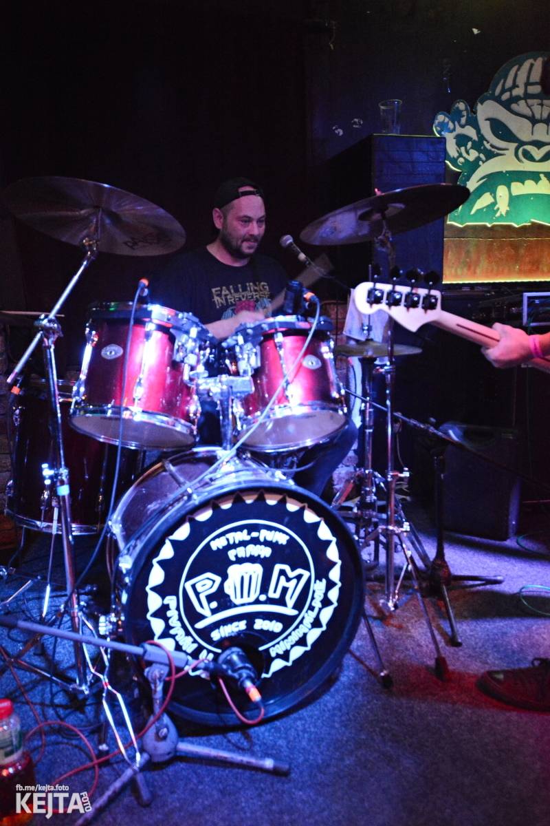 Papagájův punk: předvánočnímu řádění v Modré Vopici vládli Wosa, Falešný obvinění nebo P.U.M.